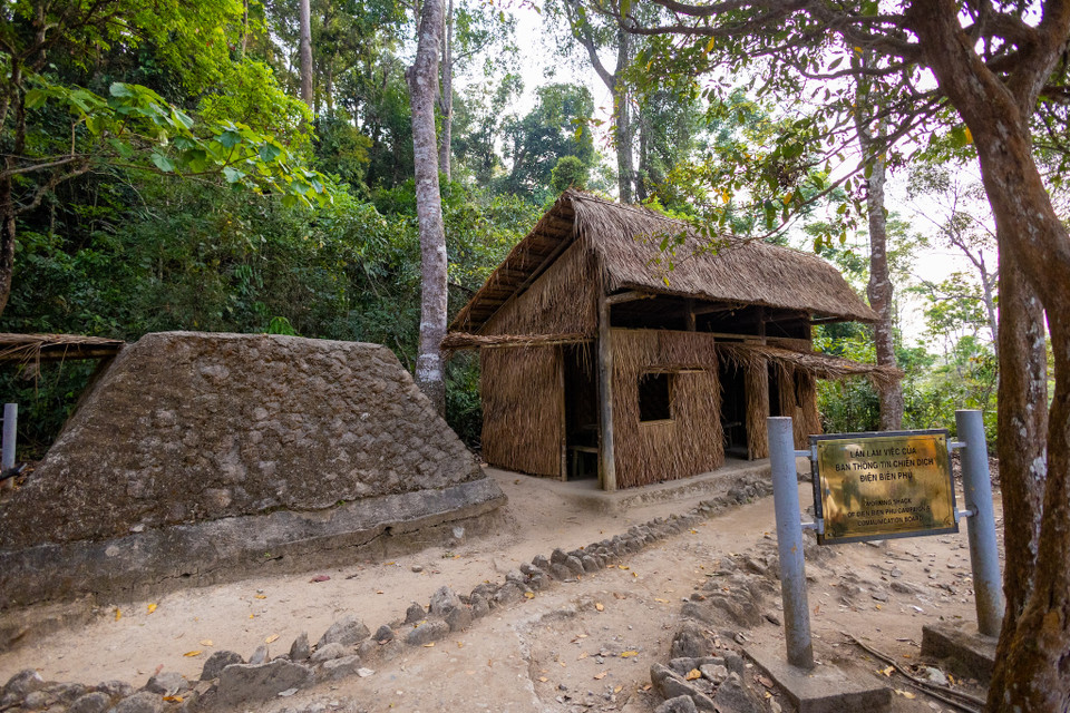 Sở Chỉ huy được bố trí dọc theo con suối nhỏ chạy quanh chân núi Pú Đồn, trên diện tích rừng tự nhiên khoảng 90 km2. Đây là một hệ thống chỉ huy và phòng thủ dã chiến gồm các hầm hào, lán trại được làm bằng những vật liệu có sẵn tại khu rừng như tre, luồng, lá móc, lá gồi. (Ảnh: Minh Sơn/Vietnam+)