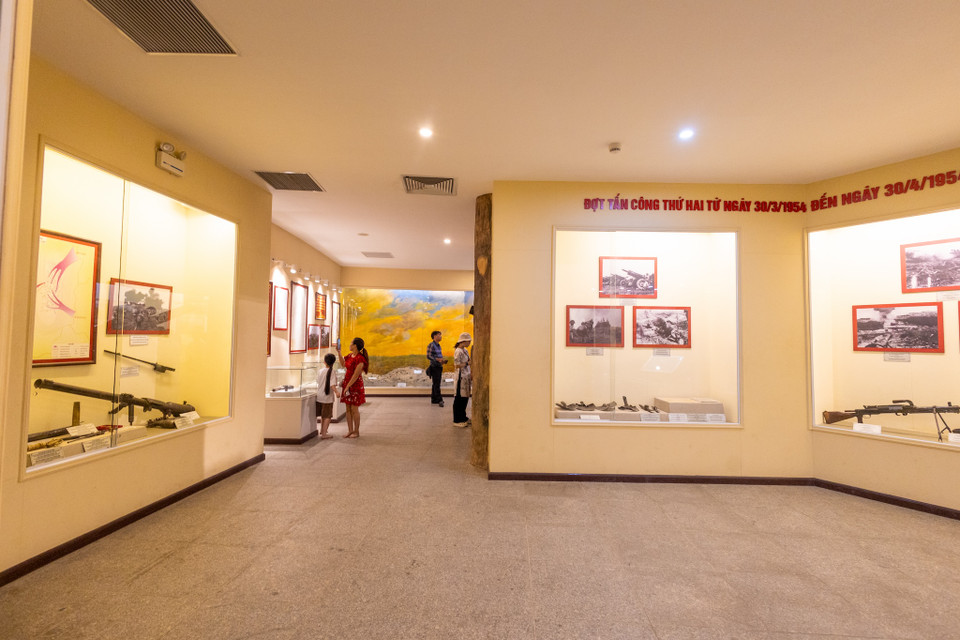 Bà Vũ Thị Tuyết Nga - Giám đốc Bảo tàng cho biết, những năm qua, Bảo tàng Chiến thắng lịch sử Điện Biên Phủ luôn nỗ lực làm tốt chức năng, nhiệm vụ của một Bảo tàng chuyên đề, góp phần bổ trợ cho Di tích Chiến trường Điện Biên Phủ, phát huy giá trị, ý nghĩa của chiến thắng Điện Biên Phủ, đóng góp không nhỏ trong việc giáo dục truyền thống chống ngoại xâm không chỉ đối với các thế hệ người Việt Nam mà cả với công chúng yêu chuộng hòa bình trên thế giới. (Ảnh: Minh Sơn/Vietnam+)