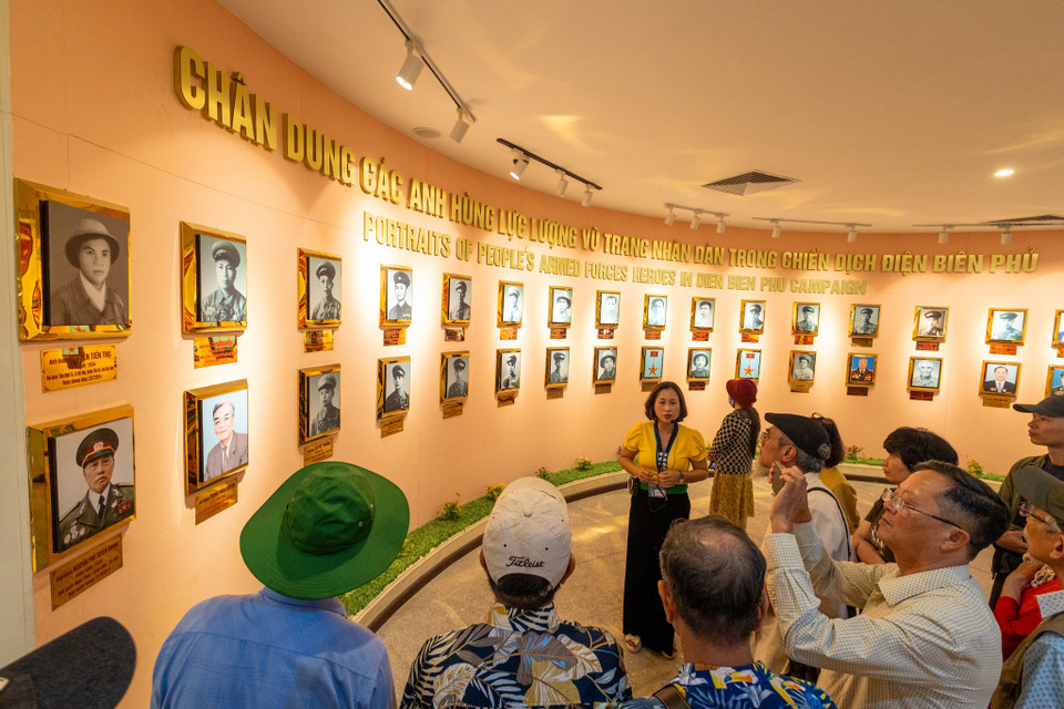 Là kho tàng lưu giữ những hình ảnh chân thực, sống động về chiến thắng “lừng lẫy năm châu, chấn động địa cầu,” Bảo tàng Chiến thắng Lịch sử Điện Biên Phủ đã và đang trở thành điểm du lịch hấp dẫn không thể bỏ qua đối với mỗi du khách trong và ngoài nước khi đến với Điện Biên. (Ảnh: Minh Sơn/Vietnam+)