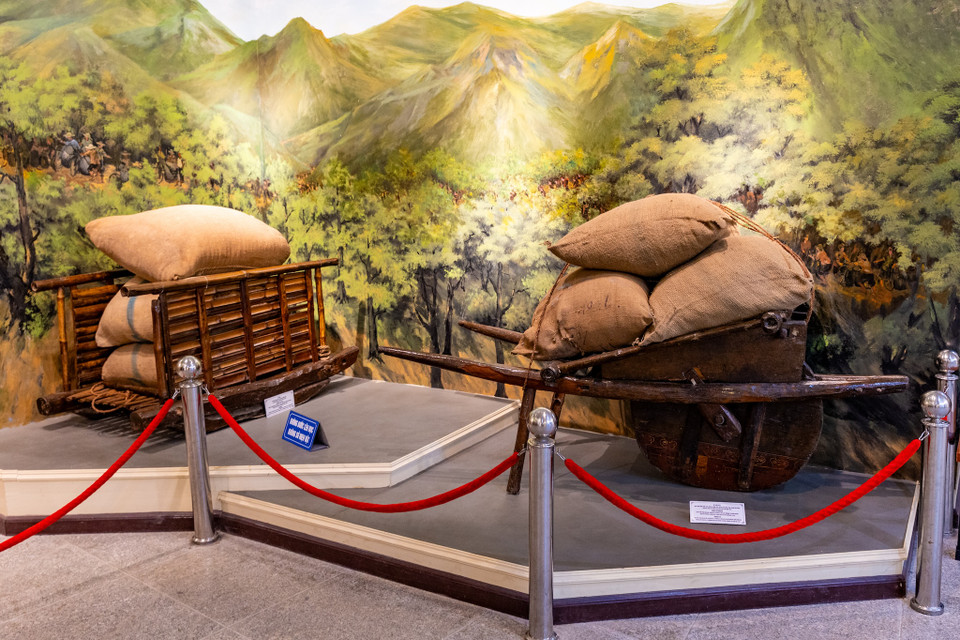 Nguyên mẫu những chiếc xe thồ đã tải hàng trăm cân gạo lên Điện Biên giúp quân ta đánh Pháp. (Ảnh: Minh Sơn/Vietnam+)