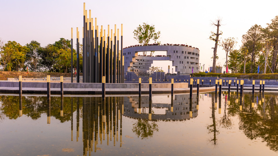 Không gian tưởng niệm gồm sân tĩnh tâm và hồ tưởng niệm được tạo hình bởi các vòng tròn đồng tâm, có ý nghĩa tạo sự tập trung, tĩnh tâm trước khi đến với không gian tâm linh, bao quanh là đồi được đắp cao hơn so với khu sân ở bên ngoài để nhấn mạnh thêm lần nữa, đến gần hơn nữa với trận chiến tại lòng chảo Điện Biên Phủ. (Ảnh: Minh Sơn/Vietnam+)