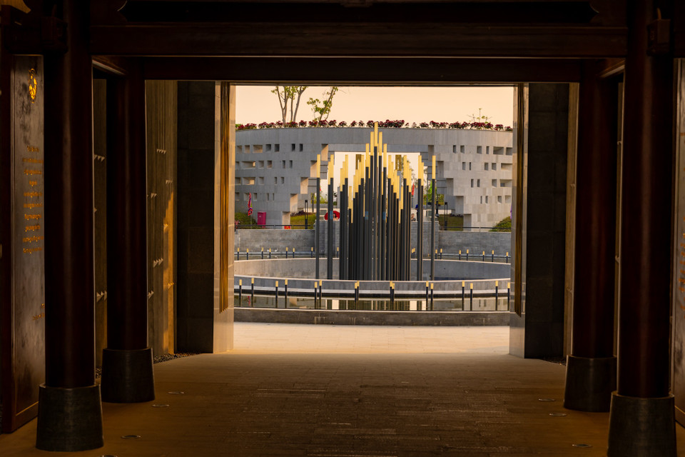 Tiếp nối giữa không gian tưởng niệm với không gian tâm linh là đường hầm dốc dài 39m, rộng 7,5 m. (Ảnh: Minh Sơn/Vietnam+)