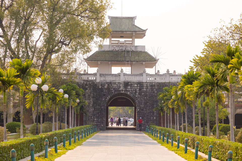 Lễ đài và gác chuông của nghĩa trang có kiến trúc của công trình Khuê Văn Các. (Ảnh: Minh Sơn/Vietnam+)