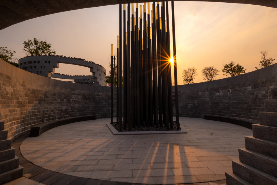 Hồ tưởng niệm hình bán nguyệt tượng trưng cho con ngươi trong mắt của người chiến sỹ khi ngã xuống. Lòng hồ được lắp đặt hệ thống đèn chiếu sáng, vào buổi tối khi ánh điện sáng lên sẽ tỏa bóng lung linh trên mặt nước như những ngọn nến trong đêm. 56 cây đèn đặt chính giữa tượng trưng cho 56 ngày đêm bão lửa của chiến dịch Điện Biên Phủ, 56 cây đèn tạo thành hình ngôi sao năm cánh tượng trưng ngôi sao trên lá quốc kỳ. (Ảnh: Minh Sơn/Vietnam+)