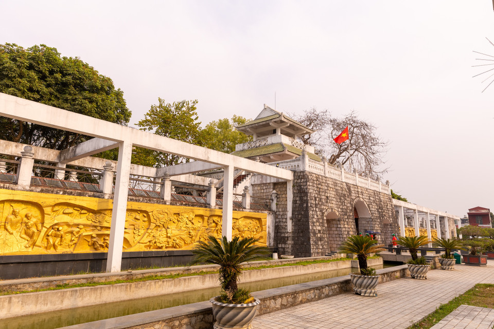 Nghĩa trang liệt sỹ A1 được xây dựng năm 1958, nằm cách điểm di tích lịch sử đồi A1 vài trăm mét về phía Nam bên ngoài được bao quanh bởi tường thành cao. Cổng chính được thiết kế theo kiểu thành cổ, hai bên là hai bức phù điêu khắc nổi tái hiện lại diễn biến những cảnh quan chiến trường và kháng chiến trong chiến dịch Điện Biên Phủ và cuộc kháng chiến 9 năm trường kỳ vĩ đại. (Ảnh: Minh Sơn/Vietnam+)