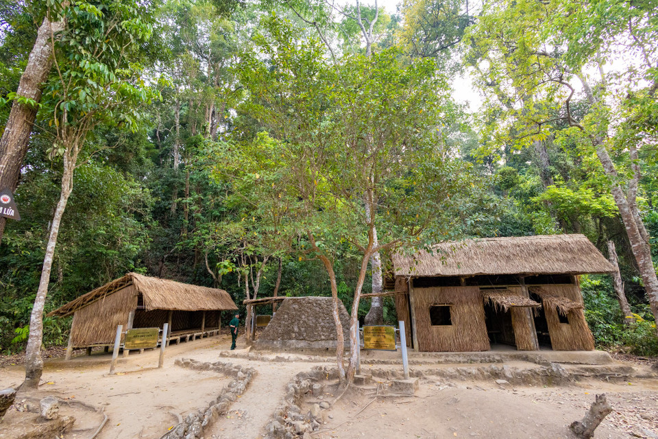 Từ Sở Chỉ huy này, đi lên điểm cao nhất, có thể quan sát toàn bộ thành phố Điện Biên Phủ, thung lũng Mường Thanh và các cứ điểm trước kia của quân Pháp như đồi Him Lam, đồi Độc Lập, đồi D1, đồi C1, đồi A1... (Ảnh: Minh Sơn/Vietnam+)