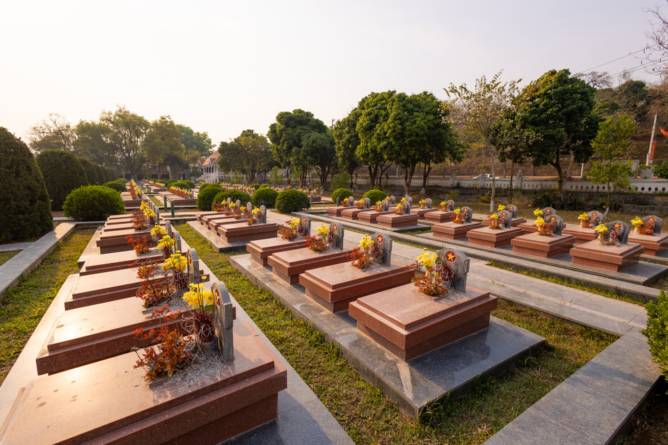 Nghĩa trang luôn được trông nom, chăm sóc, bảo vệ, hương khói quanh năm nên không gian ở đây rất yên tĩnh, không khí trong lành, môi trường xanh, sạch. (Ảnh: Minh Sơn/Vietnam+)