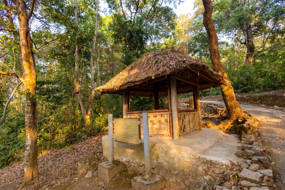 Khu di tích Sở Chỉ huy Chiến dịch Điện Biên Phủ ẩn mình giữa khu rừng nguyên sinh dưới chân núi Pú Đồn. Từ 31/1/1954 đến 15/5/1954, đây là nơi đặt Sở Chỉ huy Chiến dịch Điện Biên Phủ - khu vực được đảm bảo bí mật và an toàn tuyệt đối. (Ảnh: Minh Sơn/Vietnam+)