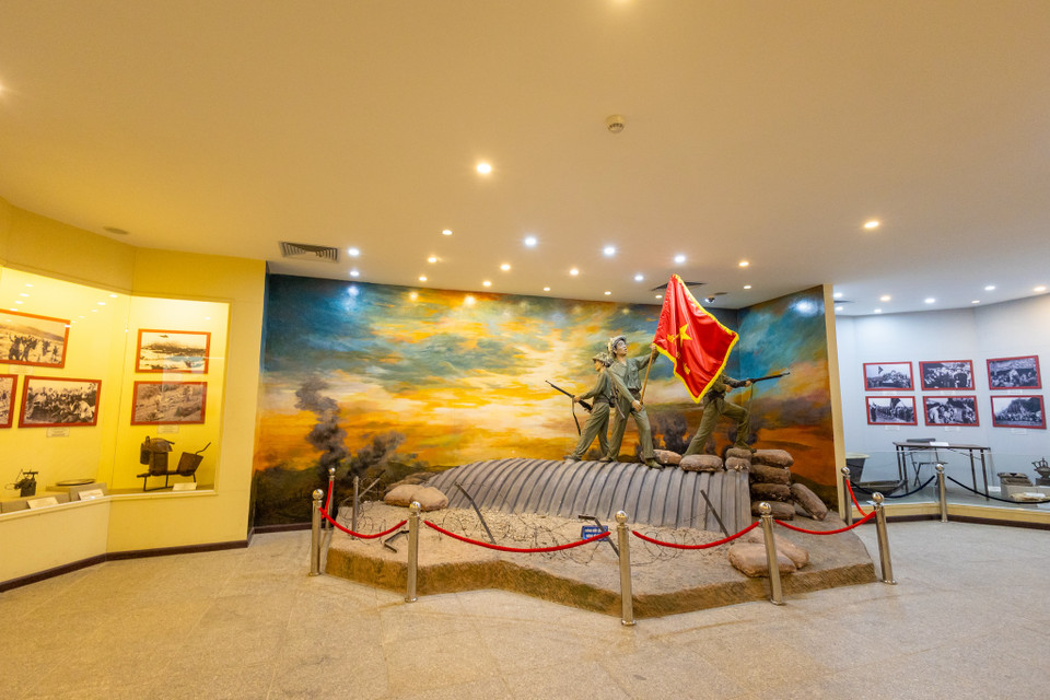 Tại mỗi không gian trưng bày, ngoài tài liệu, hiện vật... là phối cảnh không gian bằng các mô hình người, vật, đồ vật, cây cối. Có thể kể tới những không gian nổi bật, như phối cảnh kéo pháo vào trận địa, vận chuyển lương thực, phá đá mở đường…(Ảnh: Minh Sơn/Vietnam+)