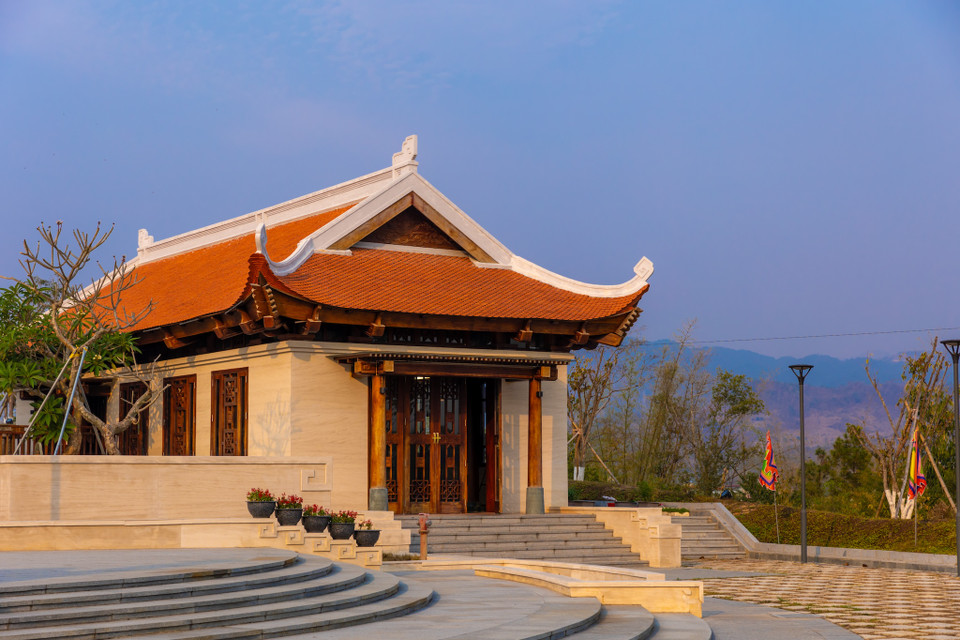 Chào mừng kỷ niệm 70 năm Chiến thắng Điện Biên Phủ (7/5/1954-7/5/2024), Hội Quy hoạch Phát triển đô thị Việt Nam cùng Sở Xây dựng Điện Biên, Sở Văn hóa, Thể thao và Du lịch Điện Biên đã gắn biển "GIẢI ĐẶC BIỆT" trong hệ thống Giải thưởng Quy hoạch Đô thị Quốc gia lần thứ III (VUPA) năm 2022 cho công trình Đền thờ liệt sỹ Chiến trường Điện Biên Phủ. (Ảnh: Minh Sơn/Vietnam+)