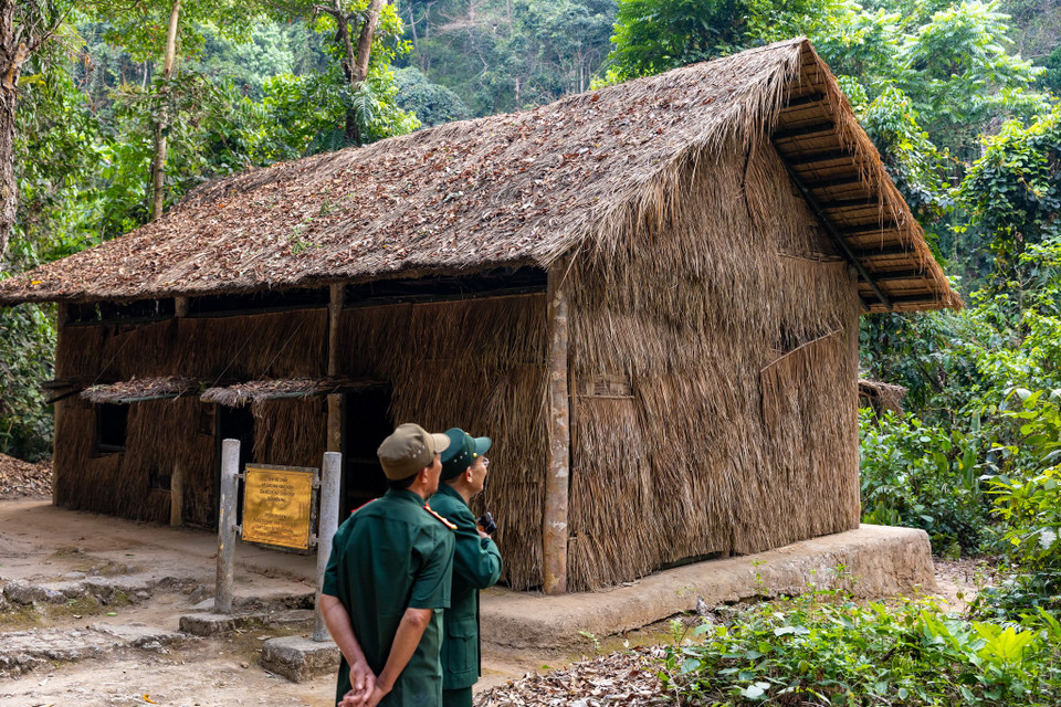 Vào những ngày tháng 5 lịch sử, Sở Chỉ huy Chiến dịch Điện Biên Phủ là "địa chỉ đỏ" của du khách trong và ngoài nước đến tham quan, tìm hiểu lịch sử. (Ảnh: Minh Sơn/Vietnam+)