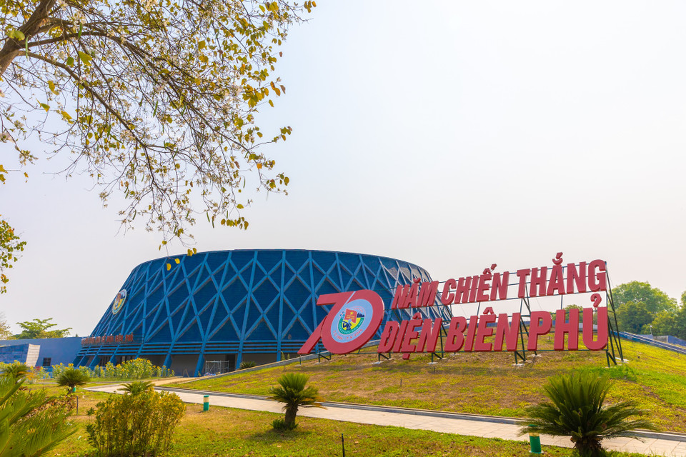 Tọa lạc giữa trung tâm thành phố Điện Biên Phủ, tỉnh Điện Biên, Bảo tàng Chiến thắng lịch sử Điện Biên Phủ là công trình có kiến trúc hiện đại thu hút bất kỳ du khách nào khi mới đặt chân đến đây. (Ảnh: Minh Sơn/Vietnam+)