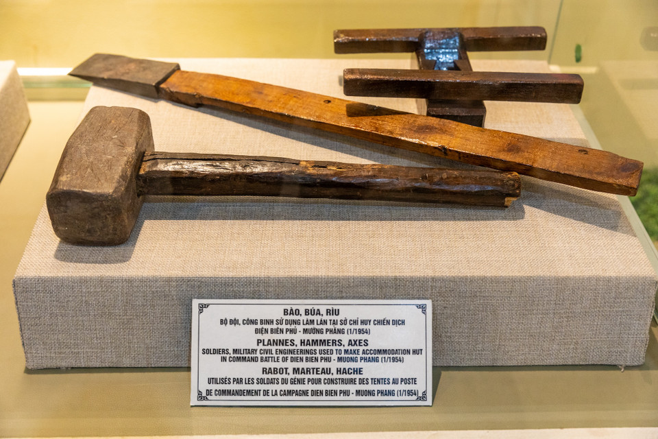 Sức mạnh to lớn của những con người bình dị, những trang bị và vũ khí thô sơ đánh địch trong Chiến dịch Điện Biên Phủ đã chứng minh rõ: Đường lối tiến hành chiến tranh nhân dân và phương thức tác chiến, kết hợp chặt chẽ chiến tranh du kích với chiến tranh chính quy của Đảng ta là rất đúng đắn và vô cùng sáng tạo. (Ảnh: Minh Sơn/Vietnam+)