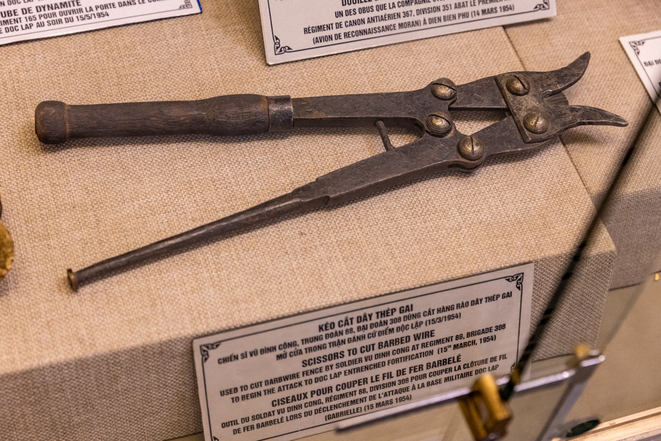 Sau Chiến thắng Điện Biên Phủ, một số tờ báo của phương Tây đã đưa ra bình luận: "Chỉ với chiếc xẻng và cái cuốc cầm tay, quân đội Việt Minh đã đào hàng trăm km đường hào để chiến đấu và bao vây quân Pháp. Họ không chỉ bảo vệ được mình, mà còn làm giảm đáng kể sức mạnh hỏa lực của xe tăng, không quân và pháo binh của đối phương." (Ảnh: Minh Sơn/Vietnam+)