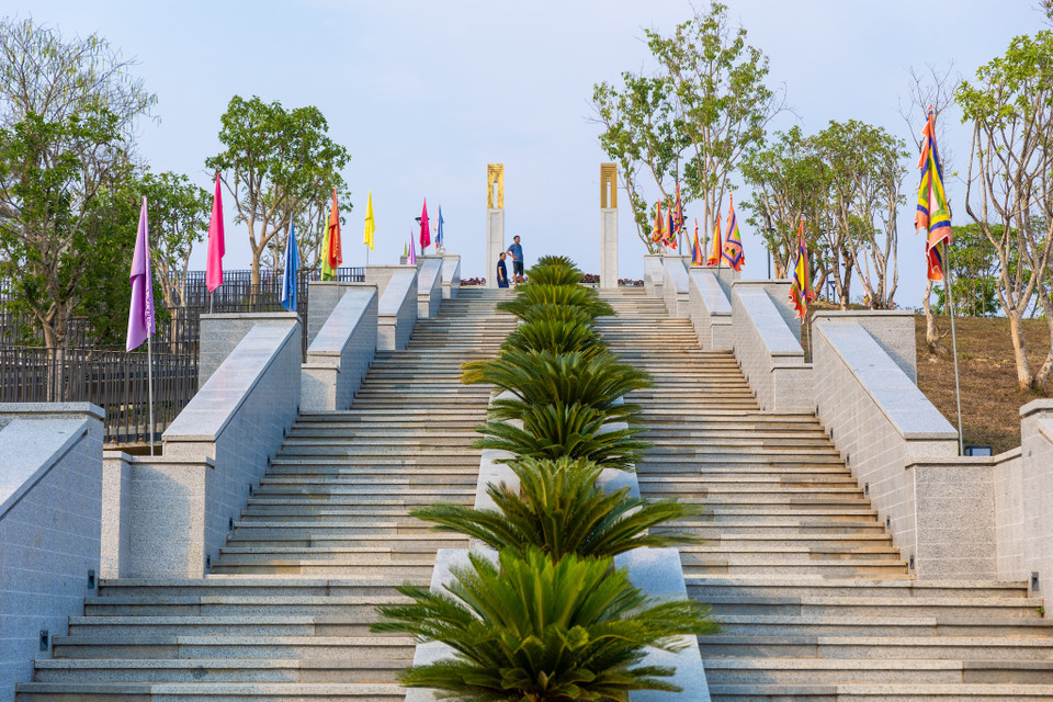 Để lên dâng hương các anh hùng, liệt sỹ, đồng bào tại Đền thờ du khách sẽ đi qua 199 bậc đá với 3 lớp không gian có kiến trúc độc đáo, mỗi lớp không gian, mỗi chi tiết dù nhỏ nhất của thiết kế trong công trình đều có ý nghĩa riêng, gửi gắm vào đó là những câu chuyện, những tình cảm tri ân sâu sắc nhất. (Ảnh: Minh Sơn/Vietnam+)