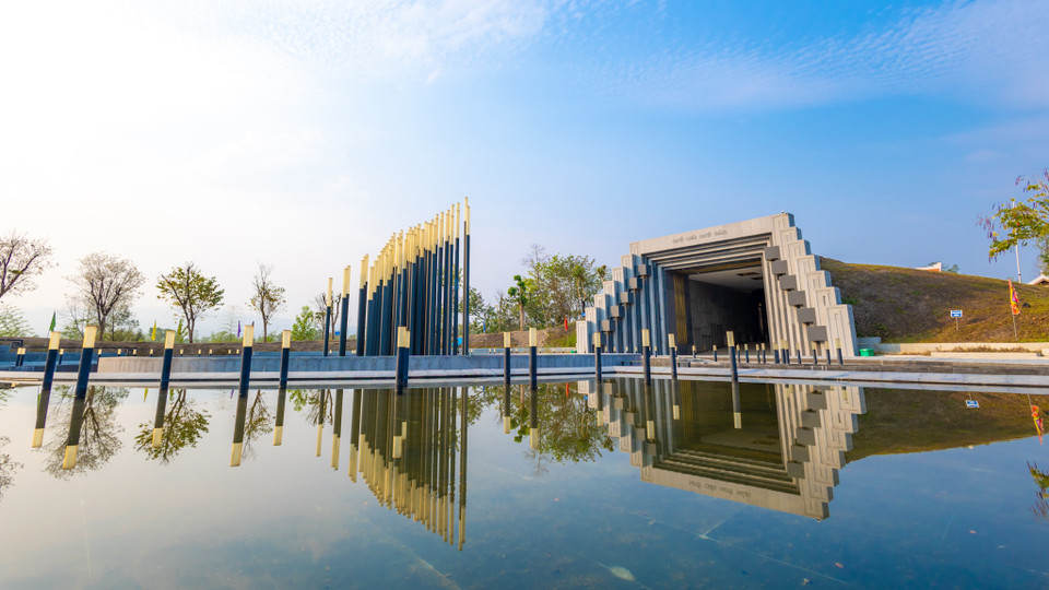 Tọa lạc trên đồi F, phường Mường Thanh, thành phố Điện Biên Phủ, công trình Đền thờ liệt sỹ tại Chiến trường Điện Biên Phủ được khởi công vào ngày 13/3/2021 - đúng ngày Kỷ niệm 67 năm Ngày mở màn Chiến dịch Điện Biên Phủ. Đây là một trong những công trình có thiết kế độc đáo của Kiến trúc sư Phạm Trung Hiếu - Giảng viên Trường Đại học Kiến trúc Hà Nội. (Ảnh: Minh Sơn/Vietnam+)