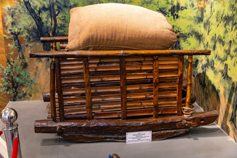 Đồng bào dân tộc dùng gùi, xe quệt, cối xay để cung cấp lương thực nuôi bộ đội trong chiến dịch Điện Biên Phủ. (Ảnh: Minh Sơn/Vietnam+)