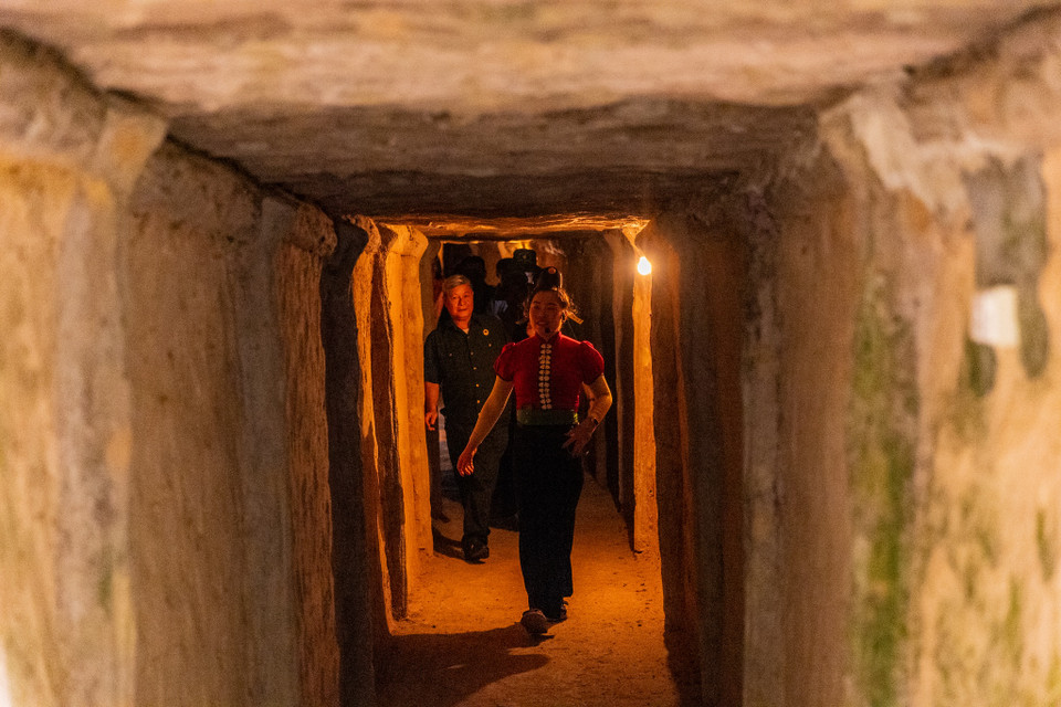 Đường hầm xuyên núi dài 69m, cao 1,70m, rộng từ 1m đến 3m. Từ lán của Đại tướng Võ Nguyên Giáp có thể thông sang lán của Tham mưu trưởng Hoàng Văn Thái và lán cố vấn quân sự Vi Quốc Thanh. (Ảnh: Minh Sơn/Vietnam+)