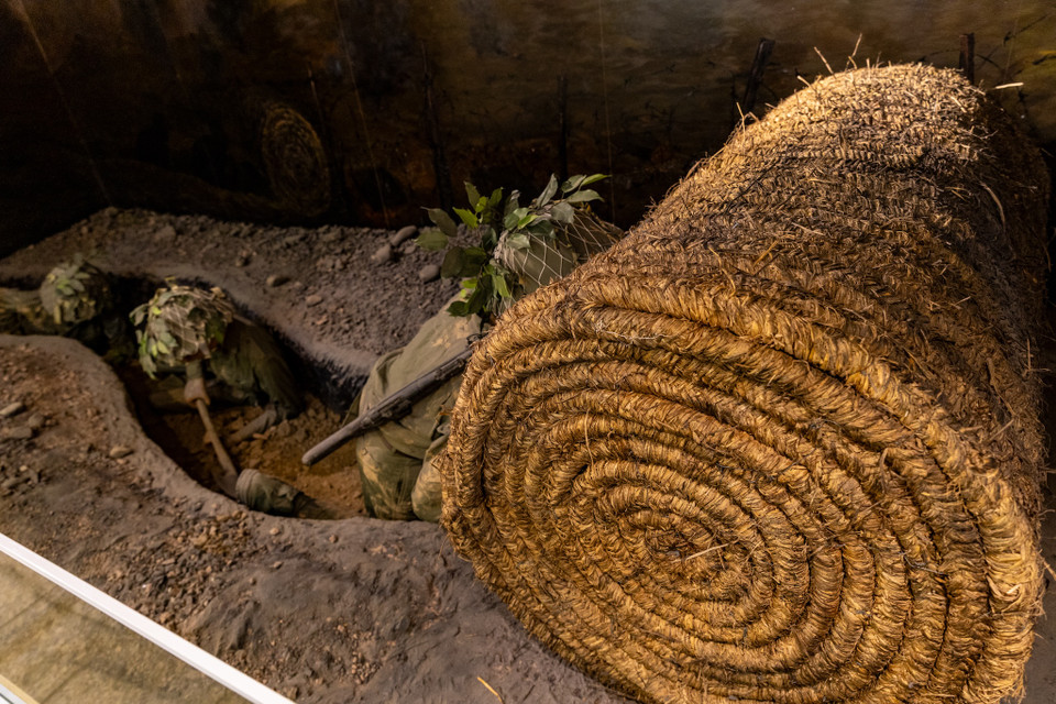 "Con cúi” chống đạn được tái hiện đầy sinh động tại Bảo tàng Chiến thắng lịch sử Điện Biên Phủ. "Con cúi" là những khối rơm bện dài 2m, đường kính 1,5m đã hút hết đạn bắn thẳng, bảo đảm an toàn cho những người lính đào trận địa phía sau nó. (Ảnh: Minh Sơn/Vietnam+)