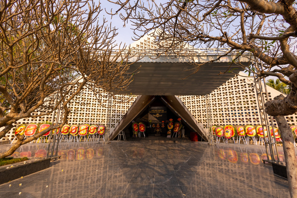 Phía cuối nghĩa trang là nhà tưởng niệm có hình chữ A, trên đỉnh là ngôi sao lớn và 644 ngôi sao nhỏ biểu tượng cho 644 các liệt sỹ đã hy sinh trong chiến dịch lịch sử. (Ảnh: Minh Sơn/Vietnam+)