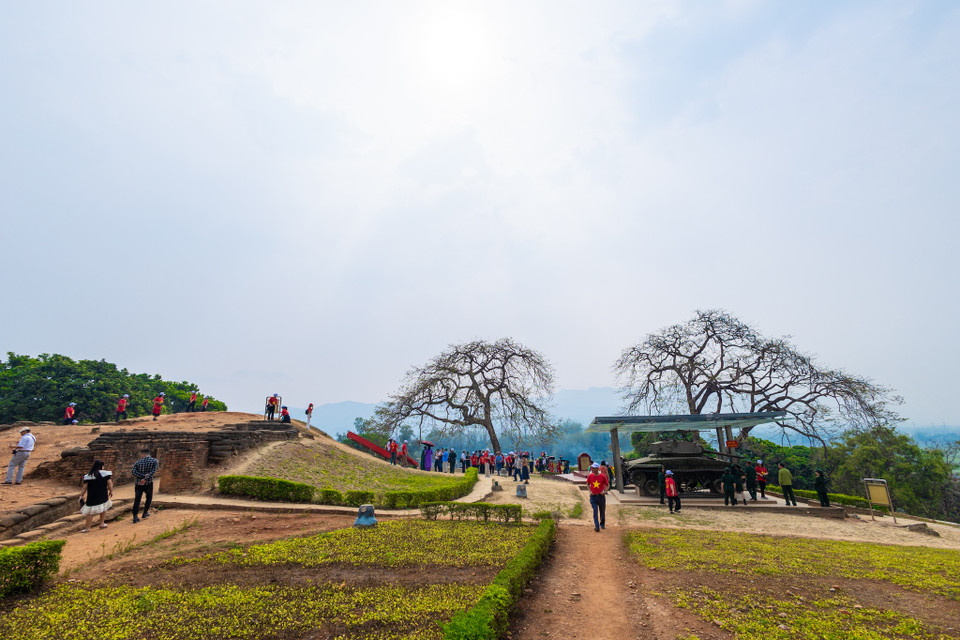 Pháp đã xây dựng một đường hào để có thể tiếp viện trực tiếp từ trung tâm Mường Thanh đến cứ điểm A3 (nơi có bảo tàng lịch sử Điện Biên) rồi lên đồi A1. Tiểu đoàn 251, Trung đoàn 174, Đại đoàn 316 của ta được giao nhiệm vụ tiêu diệt Lô cốt cây đa cụt và cắt đường hào của quân Pháp. Vào lúc 1 giờ 30 phút ngày 6/5/1954, tiểu đoàn 251 đã chiếm được lô cốt, tiêu diệt hơn 30 lính Pháp, phá hỏng nhiều pháo và súng, ngăn chặn quân Pháp tiếp viện lên cứ điểm. (Ảnh: Minh Sơn/Vietnam+)