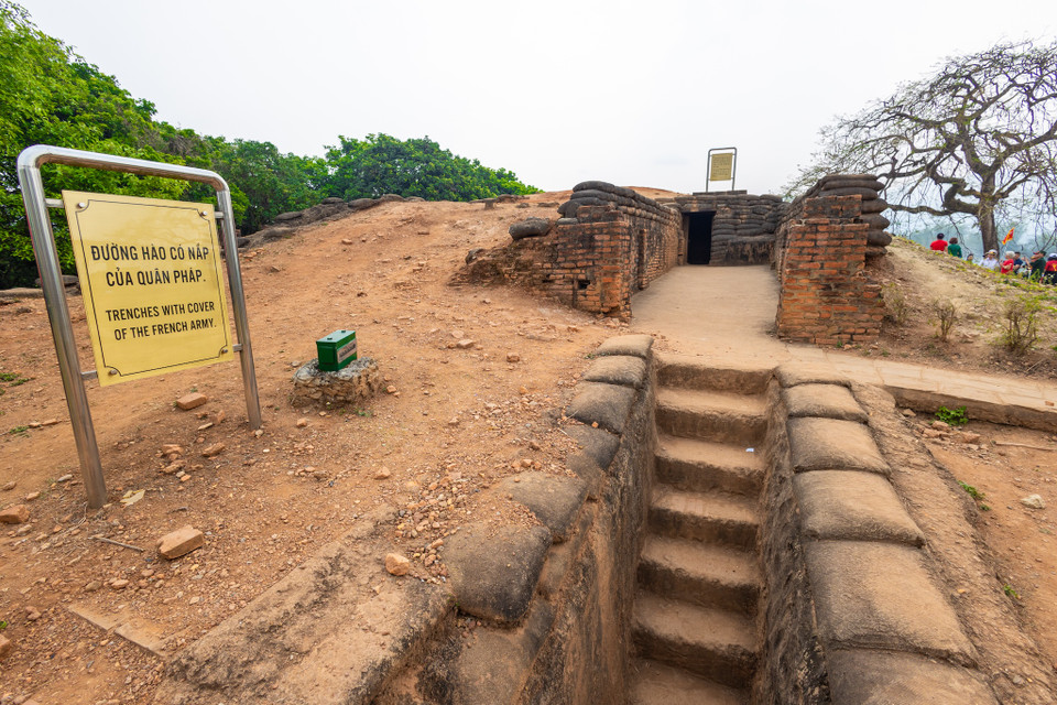 Hầm chỉ huy cứ điểm A1 của Pháp là một hầm trú ẩn, nơi làm việc quan trọng của chỉ huy Pháp tại cứ điểm Đồi A1. Với thiết kế thông minh và tính chiến lược cao, hầm này không chỉ mang lại sự an toàn cho chỉ huy mà còn đóng góp vào sự thành công của các chiến lược quân sự. (Ảnh: Minh Sơn/Vietnam+)