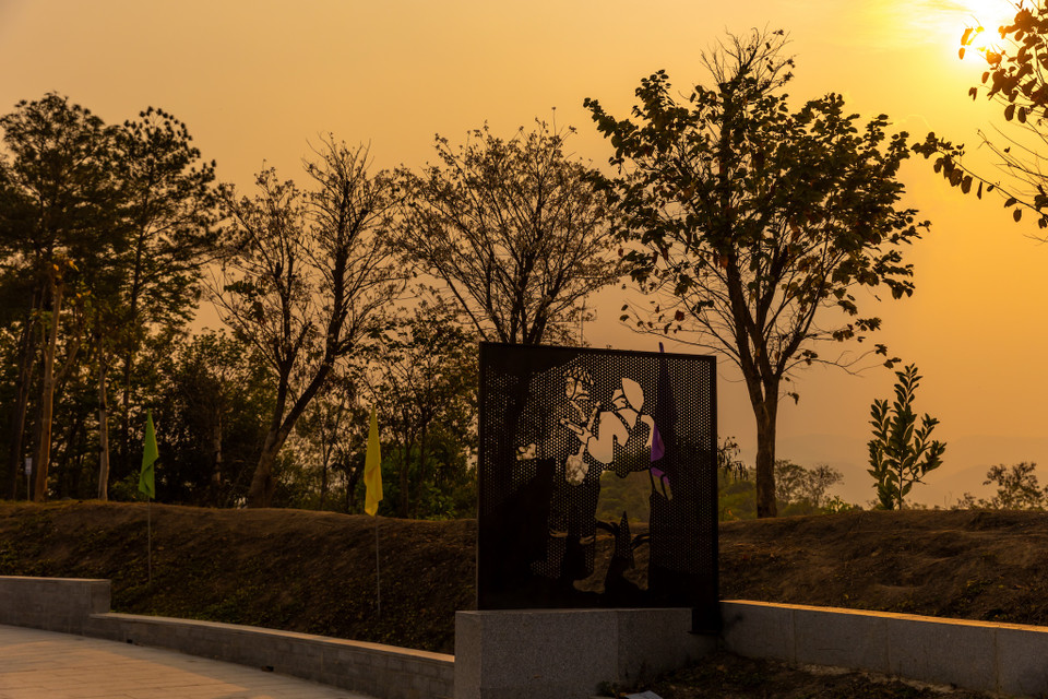 Trên hai tuyến đường vòng hai bên là hai bức phù điêu khắc họa hình ảnh người chiến sỹ Điện Biên Phủ, được tạo hình dáng bởi những lỗ đạn với nhiều kích thước to nhỏ khác nhau, với hàm ý là những người lính ở Điện Biên Phủ đã phải nếm trải những làn đạn ác liệt của quân thù. (Ảnh: Minh Sơn/Vietnam+)