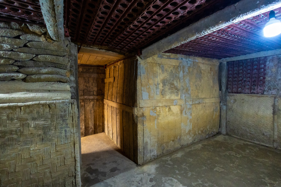 Bên trong hầm bao gồm tổng cộng 4 gian cho cả nơi ở và làm việc của tướng De Castries. Bàn ghế làm việc của tướng De Castries và các tùy tùng vẫn được bảo tồn nguyên vẹn cho đến ngày nay. (Ảnh: Minh Sơn/Vietnam+)