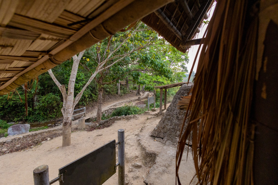 Bên cạnh nơi ở và làm việc của Đại tướng là căn hầm trú ẩn được đào xuyên qua lòng núi. Mỗi khi có máy bay hoặc chiến sự, Đại tướng sẽ xuống hầm để chỉ huy. (Ảnh: Minh Sơn/Vietnam+)