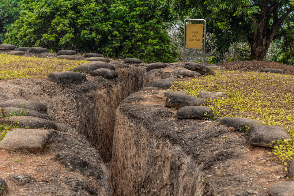 Đồi A1 đã chứng kiến nhiều cuộc đánh quyết liệt giữa quân ta và quân địch, kéo dài từ ngày 13/3/1954 đến ngày 7/5/1954. Sau khi vượt qua nhiều khó khăn và hy sinh, quân ta đã dùng thuốc nổ phá hủy công sự của địch và chiếm được đồi A1 vào lúc 4 giờ sáng ngày 7/5/1954. (Ảnh: Minh Sơn/Vietnam+)