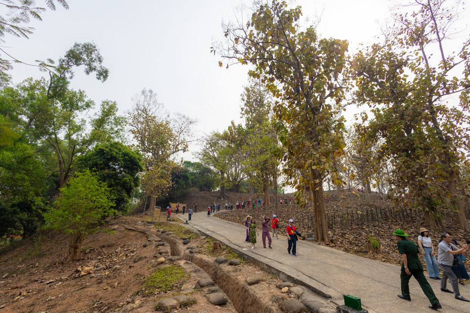 Khi đến thăm đồi A1, du khách sẽ cảm nhận được bầu không khí cuộc chiến cam go và quyết liệt 70 năm về trước. Trong 56 ngày đêm của chiến dịch lịch sử Điện Biên Phủ, quân đội Việt Nam đã chiến đấu 39 ngày đêm trên ngọn đồi mang tên A1 này. (Ảnh: Minh Sơn/Vietnam+)