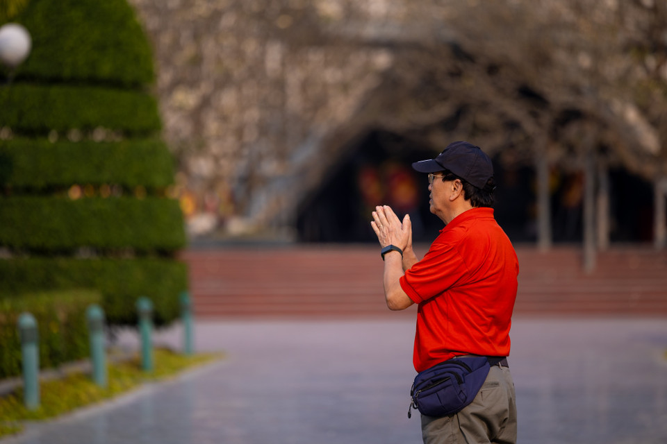 Từ các em học sinh đến các cụ già, những cựu chiến binh đều có chung tấm lòng thành kính, biết ơn các anh hùng liệt sỹ đã không tiếc máu xương, hy sinh để giành độc lập tự do cho dân tộc, thống nhất đất nước. Những nén nhang không ngừng tắt trên các phần mộ ở nghĩa trang. (Ảnh: Minh Sơn/Vietnam+)