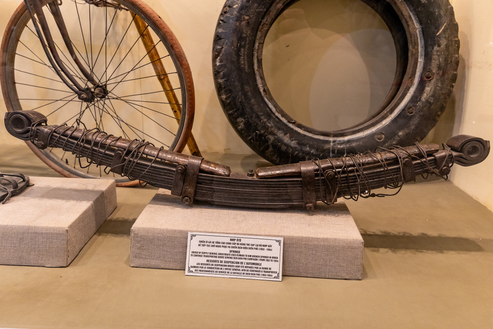 Với nhiều hạng mục quan trọng bằng mô hình, khối tượng và gần 1.000 tài liệu, hiện vật, ảnh,… có liên quan, bảo tàng khái quát một cách sinh động, rõ nét cuộc kháng chiến chống thực dân Pháp của quân và dân ta. Trong đó, những vũ khí thô sơ góp phần làm nên chiến thắng Điện Biên Phủ "lừng lẫy năm châu, chấn động địa cầu." (Ảnh: Minh Sơn/Vietnam+)