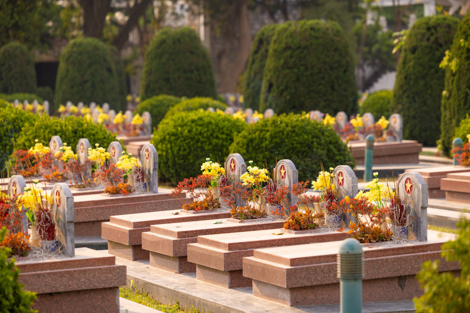 Chỉ tính riêng trong chiến dịch Điện Biên Phủ, Quân đội nhân dân Việt Nam đã mất đi hơn 4.000 người con ưu tú. Họ đến từ nhiều địa phương, nhiều dân tộc và đều còn rất trẻ. Sự hy sinh của họ như một bằng chứng đầy đau đớn nhưng cũng không kém phần kiêu hãnh cho lời thề quyết tử với non sông. (Ảnh: Minh Sơn/Vietnam+)