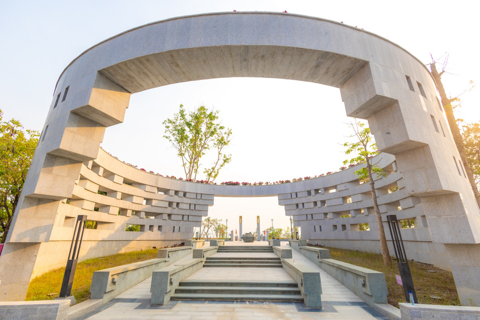 Đường dẫn số 1 là một bức tường vòng cung có nhiều lỗ rỗng như tàn tích của chiến tranh, như những cái lô cốt, để mỗi khách tham quan khi đi qua đó sẽ cảm thấy những họng súng từ trong lỗ châu mai của quân Pháp từ đó sẽ cảm nhận được rằng những người lính bắt đầu phải đối mặt với những gian nguy. (Ảnh: Minh Sơn/Vietnam+)