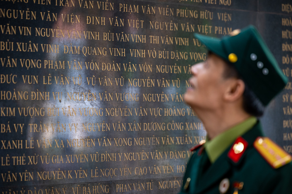 Ông Nguyễn Trọng Căn (Yên Phong, Bắc Ninh) từ lâu đã có ý nguyện đến mảnh đất anh hùng Điện Biên nhưng vì khó khăn nên bây giờ mới có dịp ghé thăm các di tích lịch sử. Ông Căn tỏ ra xúc động khi đọc những bảng vàng khi tên những liệt sỹ đã hy sinh trong Chiến dịch Điện Biên Phủ. (Ảnh: Minh Sơn/Vietnam+)