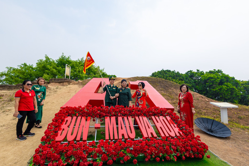 Di tích lịch sử đồi A1 nằm giữa khung cảnh thiên nhiên hùng vĩ, là một địa điểm tâm linh, nơi mà người dân có thể đến để tri ân và tôn kính những liệt sỹ đã hy sinh vì tổ quốc. (Ảnh: Minh Sơn/Vietnam+)