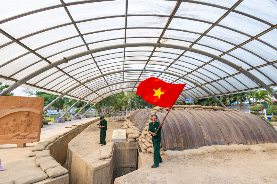 Trước kia, căn hầm này do thực dân Pháp dựng lên để làm cứ điểm chỉ huy cho tướng De Castries trong cuộc chiến tranh Điện Biên Phủ. Tuy nhiên, sau 55 ngày chiến đấu, bộ đội ta đã chiếm được căn hầm và bắt sống được tướng De Castries vào ngày 7/5/1954. Đó cũng là khi lá cờ quyết chiến, quyết thắng của dân tộc ta được cắm trên nóc hầm như là đánh dấu cho sự thất bại của thực dân Pháp tại Việt Nam. (Ảnh: Minh Sơn/Vietnam+)