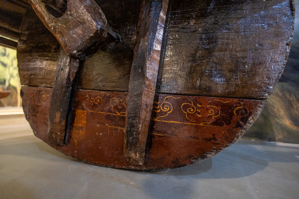 Chiếc xe cút kít của ông Trịnh Đình Bầm (xã Định Liên, Yên Định, Thanh Hóa). Do nhà nghèo không có phương tiện vận chuyển lương thực, người đàn ông xứ Thanh đã tự mình đóng chiếc xe. Đóng đến phần bánh thì thiếu gỗ, ông đã dỡ bàn thờ để ghép lại thành bánh. Với chiếc xe này, cụ Bầm đã chở lương thực trên đoạn đường từ kho lương Sánh Lược đi lên phố Cống Trạm Luồng huyện Ngọc Lặc, tỉnh Thanh Hóa. Từ kho lương này, lương thực đã được chuyển lên mặt trận Điện Biên. (Ảnh: Minh Sơn/Vietnam+)