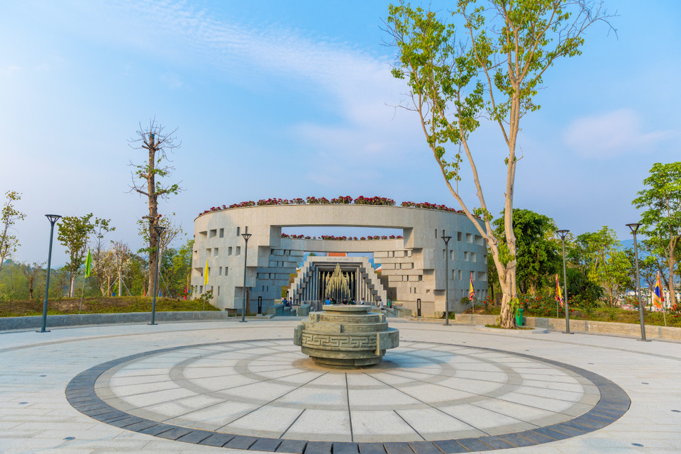 Tổng thể không gian Đền thờ trên di tích đồi F có diện tích gần 0,5ha, thiết kế kế thừa bố cục kiến trúc truyền thống với nhiều lớp không gian, bố cục thắt mở được chia thành 3 không gian chính: Không gian dẫn nhập (từ vị trí cổng vào đến Sân dẫn nhập); Không gian tưởng niệm (gồm sân tĩnh tâm và Hồ tưởng niệm); Không gian tâm linh - Đền thờ chính. (Ảnh: Minh Sơn/Vietnam+)