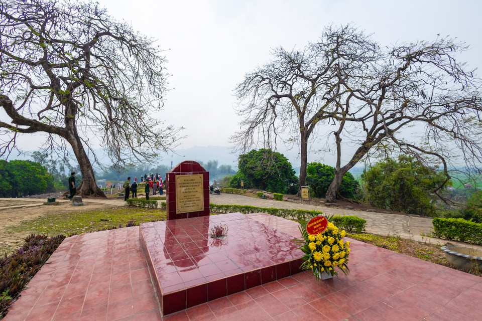 Mộ tập thể của các liệt sỹ đã hy sinh tại cứ điểm Đồi A1. (Ảnh: Minh Sơn/Vietnam+)