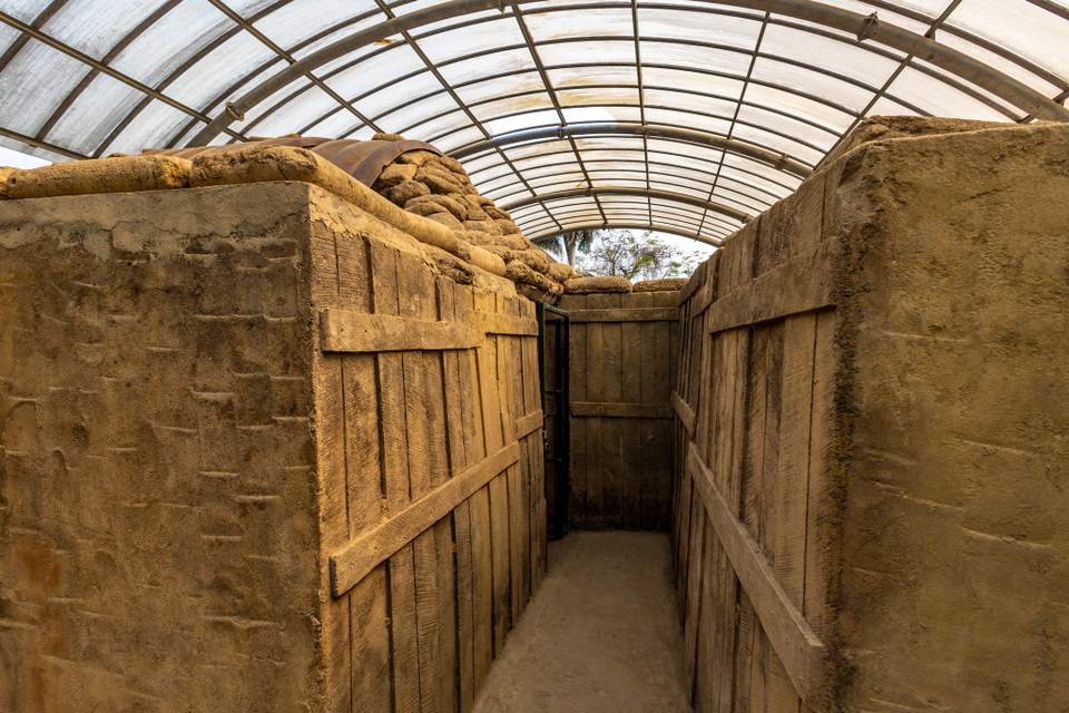 Tường của đường hào dẫn vào trong hầm và tường hầm chủ yếu được dựng lên bằng những tấm gỗ chắc chắn và những bao cát xếp liền nhau. (Ảnh: Minh Sơn/Vietnam+)