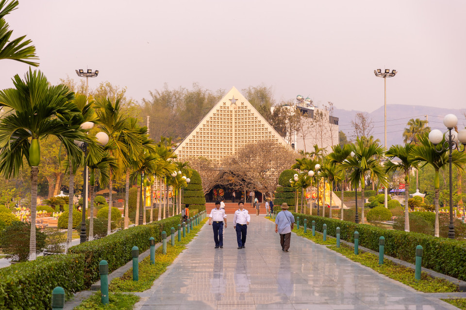 Nghĩa trang liệt sỹ A1 ngày nay như một nhân chứng lịch sử nhắc nhở thế hệ trẻ hôm nay và mai sau luôn noi gương và ghi nhớ công ơn các Anh hùng liệt sỹ. Nghĩa trang A1 là một địa điểm không thể bỏ qua của bất cứ du khách nào. (Ảnh: Minh Sơn/Vietnam+)