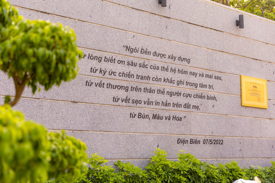 Đền thờ liệt sỹ tại Chiến trường Điện Biên Phủ trên di tích đồi F là công trình thể hiện sự trang nghiêm, linh thiêng, xứng tầm với chiến thắng Điện Biên Phủ năm 1954 và những hy sinh to lớn của các liệt sỹ, đồng bào cả nước tại Chiến trường Điện Biên Phủ. (Ảnh: Minh Sơn/Vietnam+)
