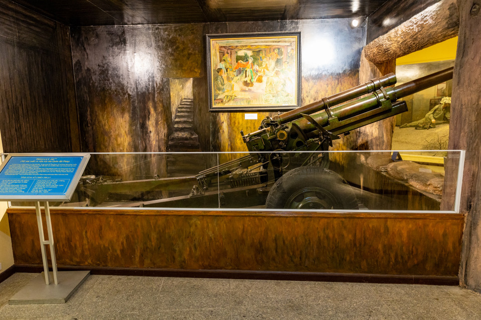 Đặc biệt, tại nhà trưng bày đã tổ chức trưng bày một số loại pháo như sơn pháo, cao xạ, pháo 105 mm, pháo H6. Pháo 105 mm và pháo H6 là những vũ khí hạng nặng lần đầu tiên được sử dụng, đã đem lại hiệu quả bất ngờ cho trận chiến. Mặc dù là lần đầu tiên ta sử dụng pháo 105 mm, nhưng đã đánh những đòn phủ đầu hoàn hảo, giúp mở cửa cho bộ binh đánh chiếm các cứ điểm. Pháo H6 đã giáng những đòn chí tử cho đế quốc Pháp, đẩy nhanh sự sụp đổ của tập đoàn cứ điểm Điện Biên Phủ. (Ảnh: Minh Sơn/Vietnam+)