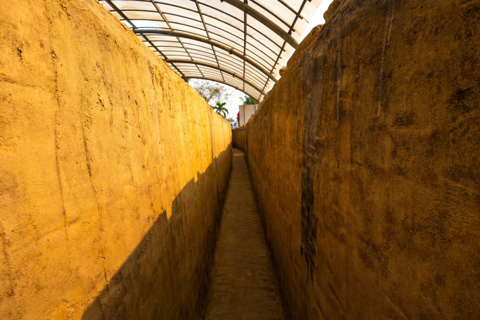 Hầm có chiều dài 20m, chiều rộng 8m, xung quanh có hệ thống đường hào dẫn vào trong hầm. Trước kia có một đường hào có mái che dẫn từ hầm Đờ Cát với lô cốt trên đồi A1. (Ảnh: Minh Sơn/Vietnam+)