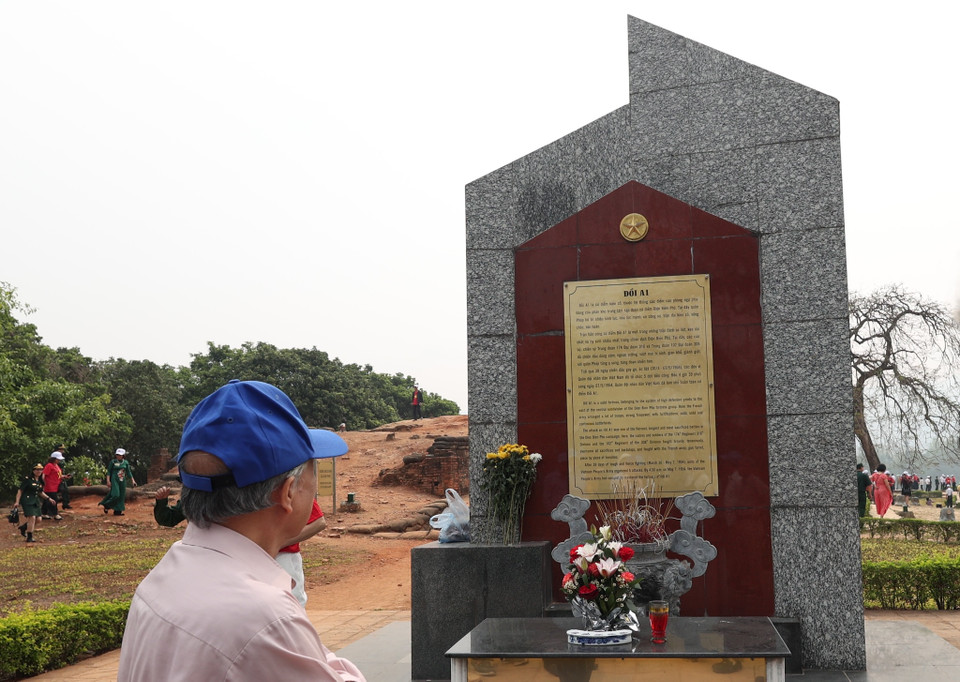 Đài tưởng niệm di tích đồi A1 là một ký ức sống động, nơi đánh dấu sự hy sinh cao đẹp của những chiến sỹ Việt Nam anh hùng. (Ảnh: Minh Sơn/Vietnam+)
