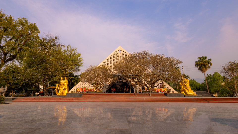 Trên từng tất đất ở Nghĩa trang liệt sỹ A1 hiện đang là nơi an nghỉ của 644 chiến sỹ đều là những cán bộ, chiến sỹ. Họ đều là những chiến sỹ vô danh, các anh đã ra đi khi đến tên tuổi quê quán mình cũng chẳng thể giữ lại. Ngoài ra, còn các chiến sỹ còn lại an táng ở 2 nghĩa trang khác nhau trong thành phố là Nghĩa trang Him Lam và Nghĩa trang Độc Lập. (Ảnh: Minh Sơn/Vietnam+)