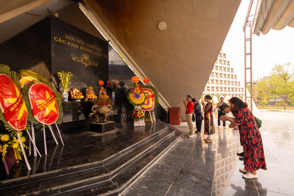 Tại Nghĩa trang A1, từ sáng sớm đến xế chiều luôn tấp nập những đoàn du khách đến thăm viếng, dâng hương tri ân các anh hùng liệt sỹ. (Ảnh: Minh Sơn/Vietnam+)