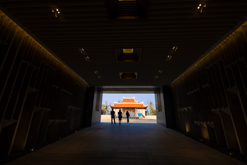 Trước đường hầm khắc dòng chữ "Quyết chiến, Quyết thắng." Đây là dòng chữ được in trên lá cờ Bác Hồ trao cho các đại đoàn quân trước khi lên đường ra mặt trận, lá cờ “Quyết chiến, Quyết thắng” đã trở thành biểu tượng, là kim chỉ nam trong toàn chiến dịch, động viên các đơn vị ra sức thi đua lập công và hoàn thành nhiệm vụ trong mỗi trận đánh. (Ảnh: Minh Sơn/Vietnam+)